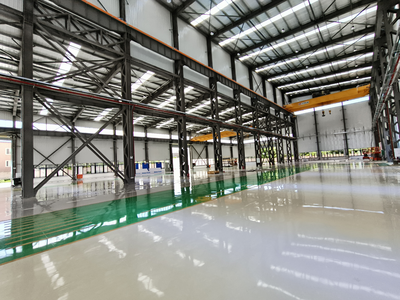 海南龙盘油田科技公司深水车间—厂房内部实景（吊车为80T桥吊）