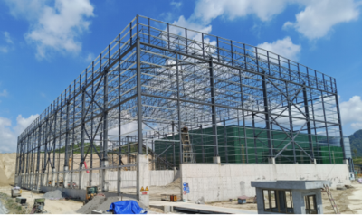 乐东利国乾言矿区成品仓—采用"钢框架+支撑+钢网架",横向跨度51m