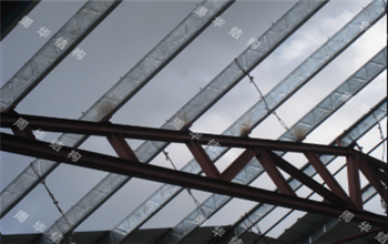 (1)山墙抗风柱和墙梁方向放错(2)大门损坏使山墙和屋面风荷载增大(二)